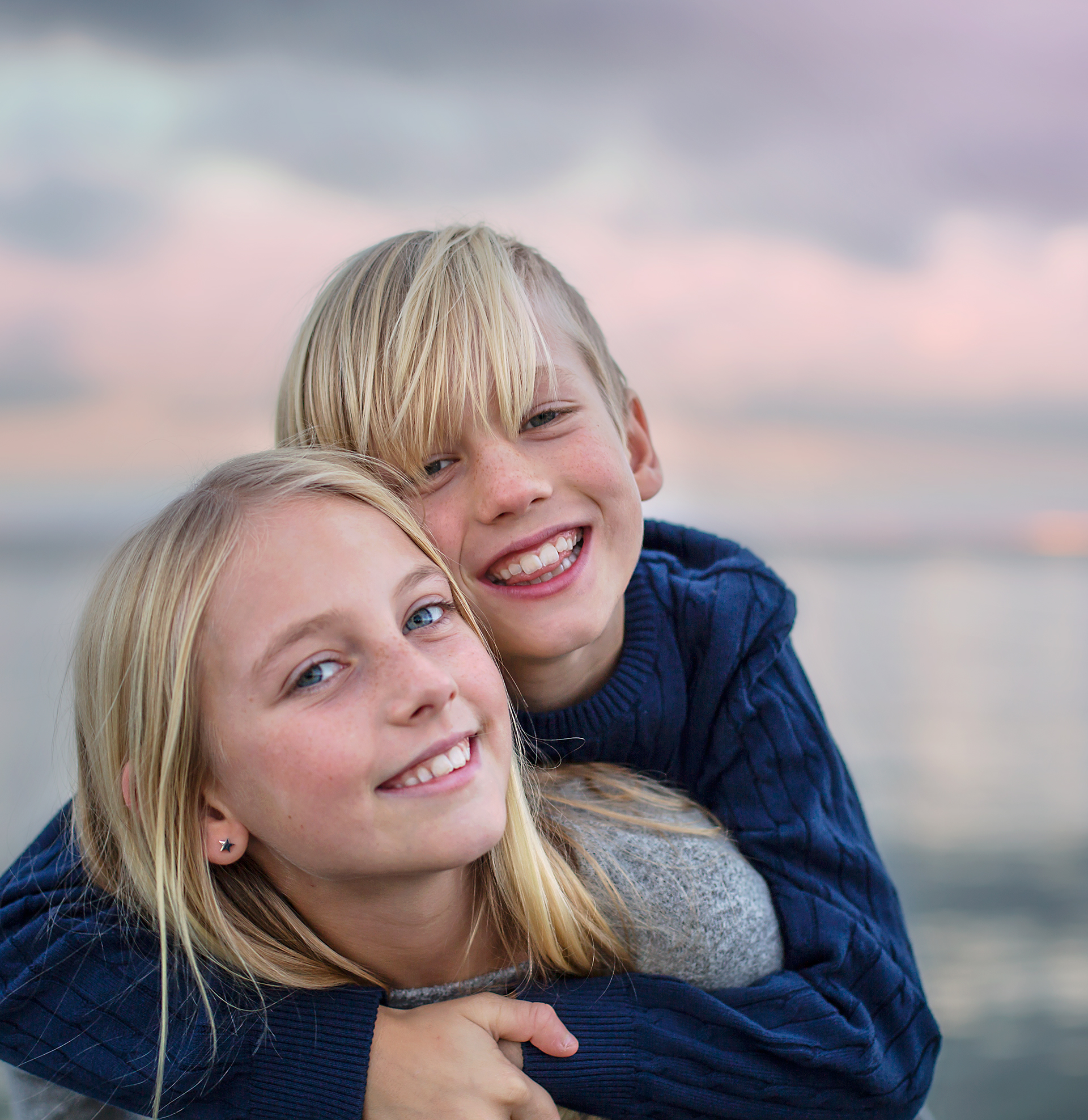 gyllene timmen, golden hour, barnfotograf, syskonbild, barnporträtt, I Tell Your Story, barnfotograf, Helsingborg, Skåne, syskon, porträttfotograf, porträttbilder, Christine
