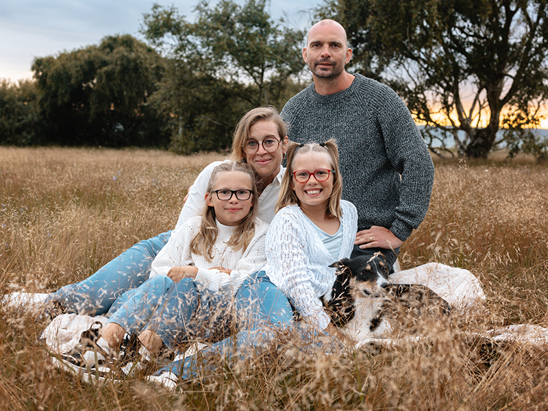 familjebilder, familjeporträtt, familjefotografering, Helsingborg, tvillingar, systrar, familjefotograf, pälskling, familjeporträtt, värdefulla bilder, hela familjen på bild