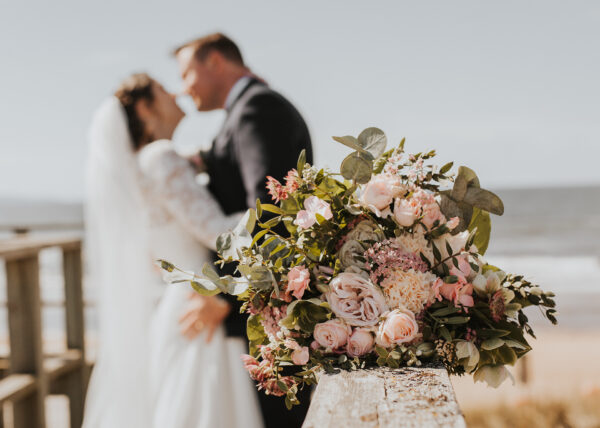 bröllopsfotograf, Helsingborg, Ängelholm, Vejbystrand, brudpar, brudbukett